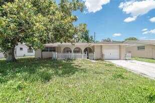 7911 Foxwood Dr in New Port Richey, FL - Building Photo