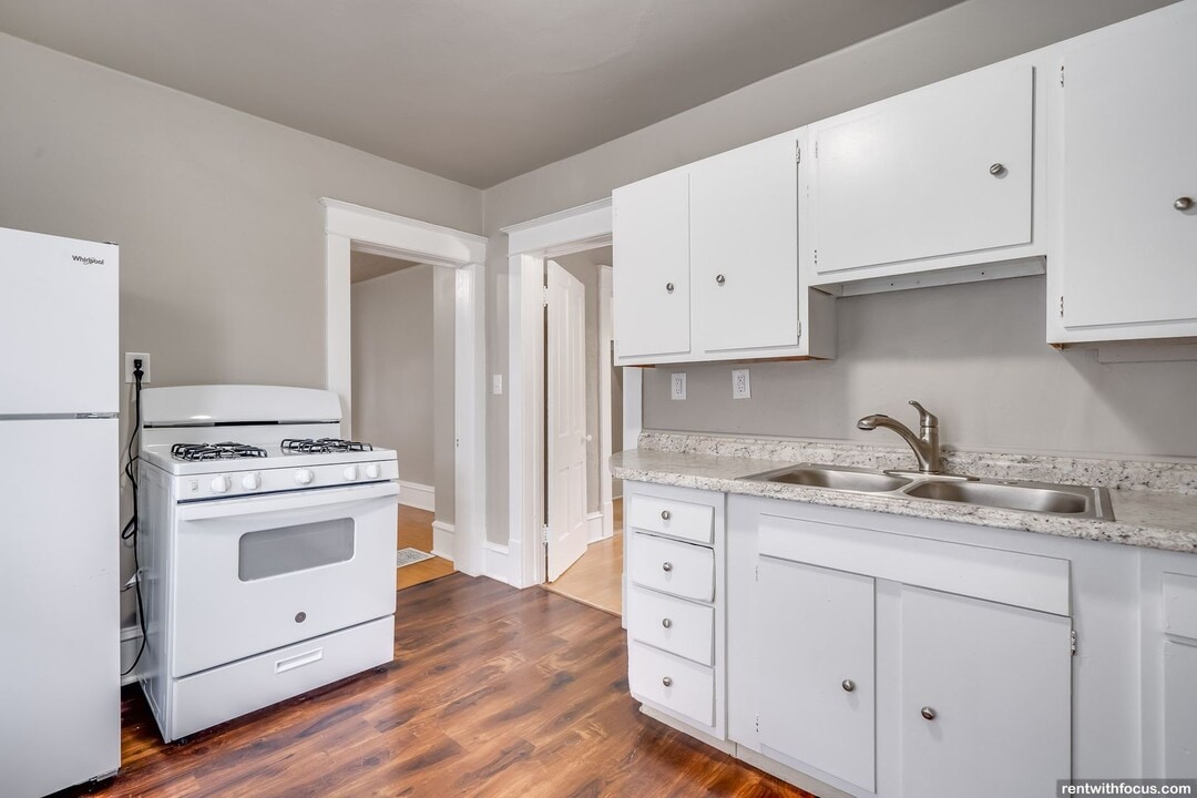 328 Parkway Ave in Oshkosh, WI - Building Photo