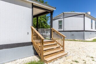 193 Live Oaks St in Medina, TX - Foto de edificio - Building Photo