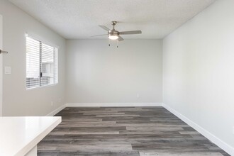 Camelback Cove Apartments in Phoenix, AZ - Building Photo - Building Photo