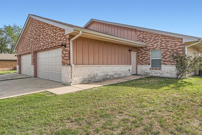 905 S Medina St, Unit B in Lockhart, TX - Building Photo - Building Photo