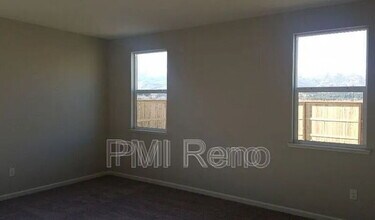 8402 Simsbury Dr in Verdi, NV - Foto de edificio - Building Photo