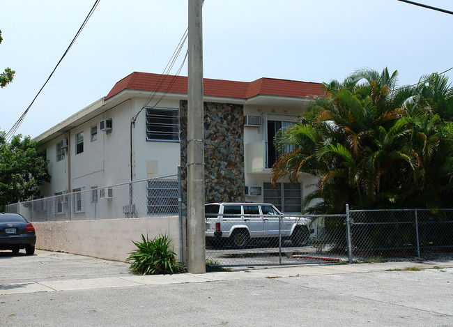 585 SW 11th St in Miami, FL - Building Photo - Building Photo