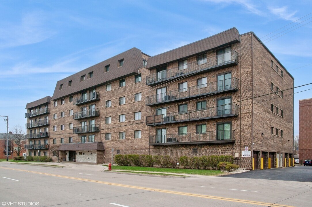 960 S River Rd in Des Plaines, IL - Building Photo