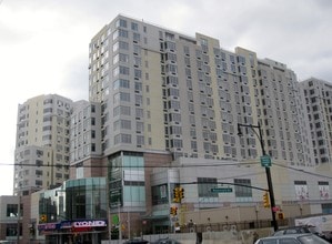 Sky View Parc in Flushing, NY - Foto de edificio - Building Photo