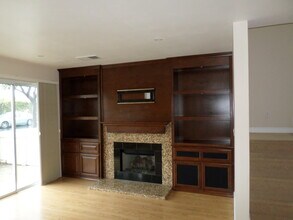 5005 Golondrina Way in Oceanside, CA - Foto de edificio - Building Photo