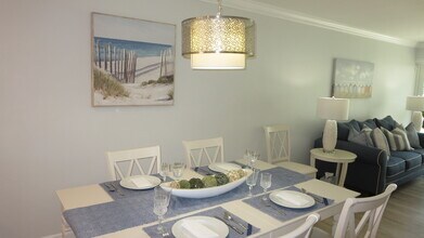 1100 8th Ave S, Unit 203A in Naples, FL - Foto de edificio - Building Photo