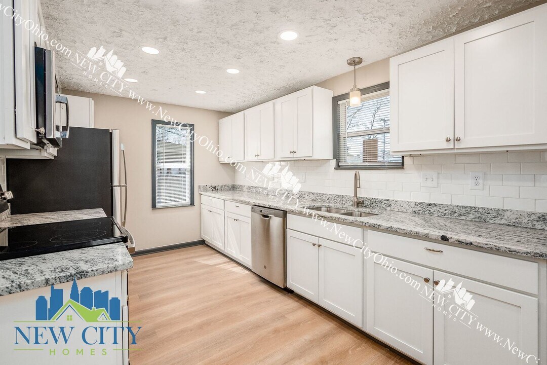 323 W Park Ave in Columbus, OH - Building Photo