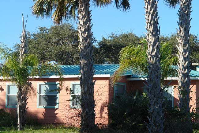 200 Palmetto Ave in Rockport, TX - Foto de edificio - Building Photo