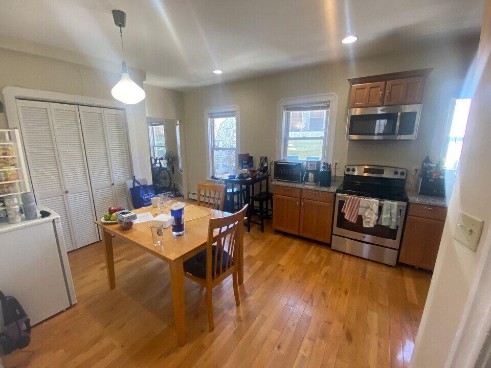 9 Aberdeen Rd, Unit #3 in Somerville, MA - Building Photo