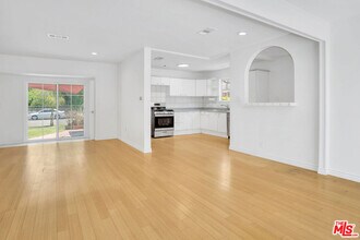 8333 Glencrest Dr in Los Angeles, CA - Building Photo - Building Photo