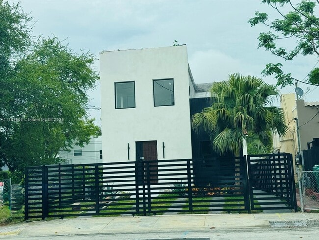 property at 905 SW 13th Ct