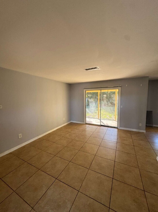 301 Hickory Ln in Seffner, FL - Foto de edificio - Building Photo