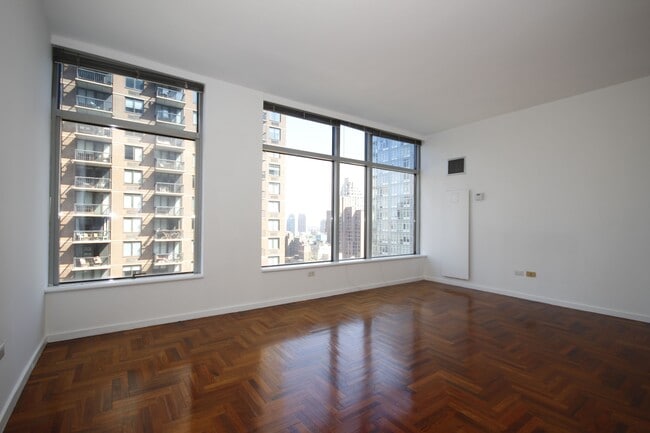 250 E 54th St in New York, NY - Building Photo - Building Photo
