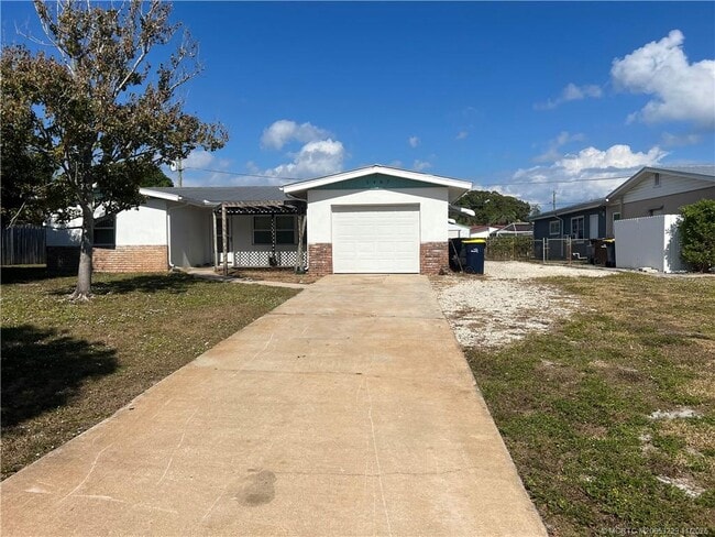1467 SE Andrews St in Stuart, FL - Building Photo - Building Photo