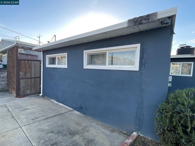 property at 924 E Meadow Ave