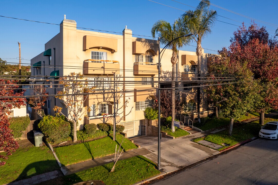 333 W Alameda Ave in Burbank, CA - Foto de edificio