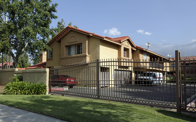 9866-9940 Highland Ave in Rancho Cucamonga, CA - Foto de edificio - Building Photo