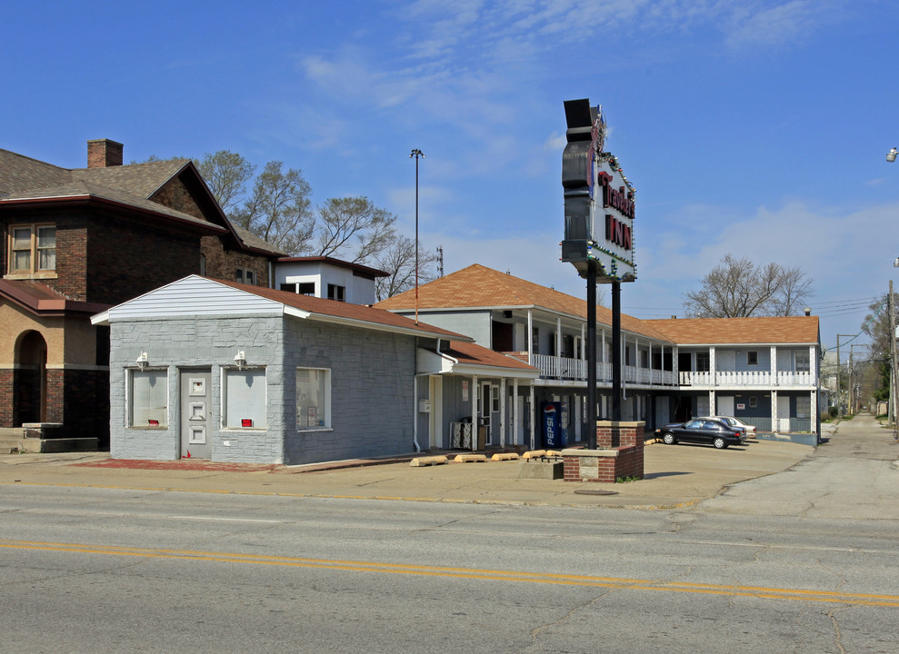 220 W Jackson Blvd in Elkhart, IN - Building Photo