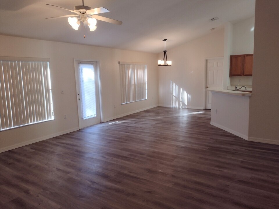 1223 Persian Ave in Spring Hill, FL - Foto de edificio