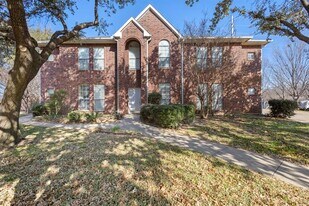 121 Wildwood Ct in Grapevine, TX - Building Photo