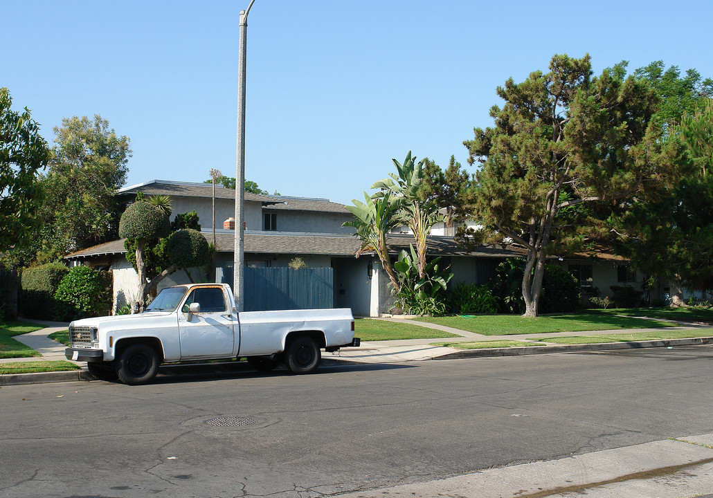 404 W Tularosa Ave in Orange, CA - Building Photo