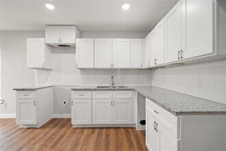 8122 Sterlingshire St in Houston, TX - Building Photo - Building Photo