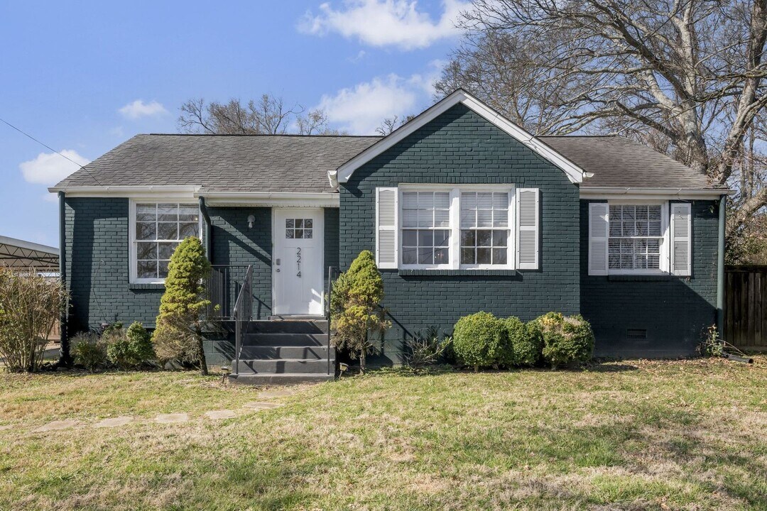 2214 Fernwood Dr in Nashville, TN - Building Photo
