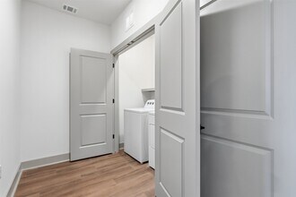 1950 Winrock Blvd in Houston, TX - Building Photo - Building Photo