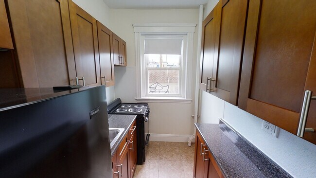63 Burbank St, Unit 5 in Boston, MA - Foto de edificio - Building Photo