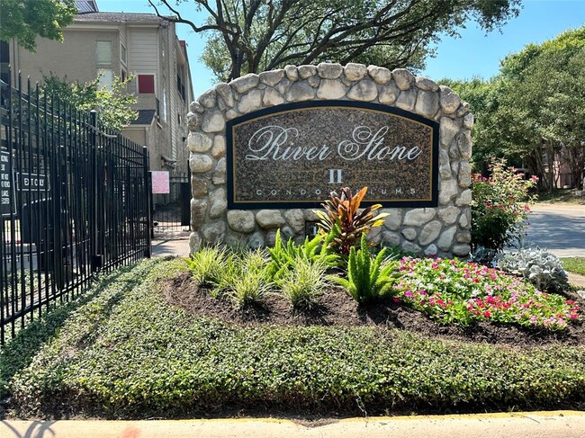 property at 10855 Meadowglen Ln