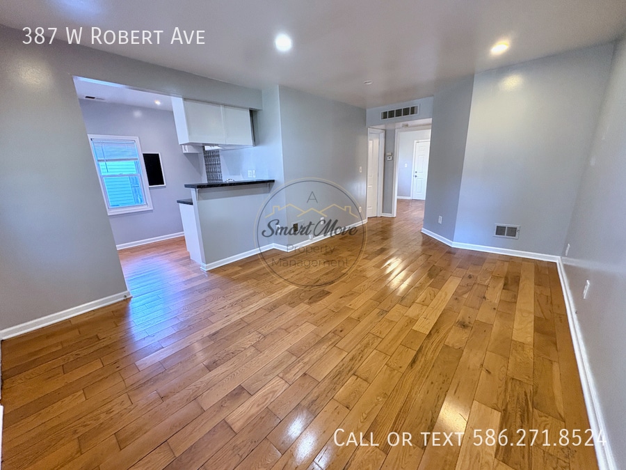 387 W Robert Ave in Hazel Park, MI - Building Photo