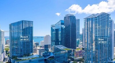 68 SE 6th St in Miami, FL - Foto de edificio - Building Photo