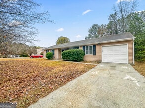 7090 Birling Dr in College Park, GA - Building Photo - Building Photo