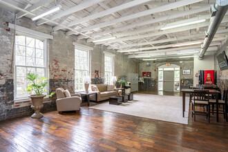 Crown Mill Village Lofts in Dalton, GA - Foto de edificio - Interior Photo