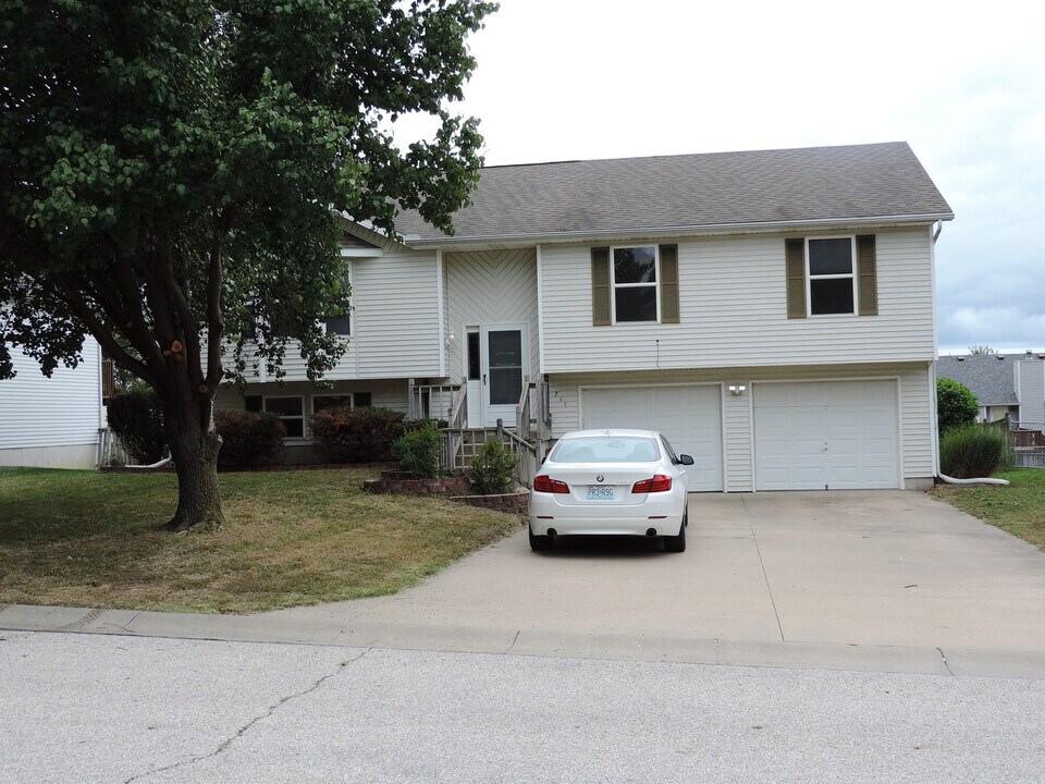 711 Hallbrooke Dr in Warrensburg, MO - Building Photo
