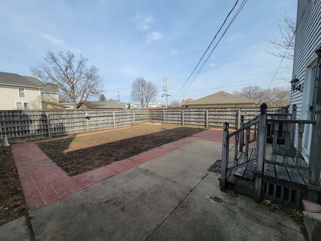 property at 321 W 5th St