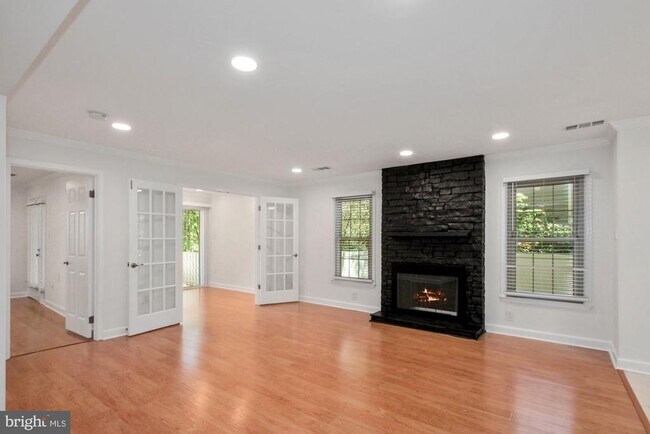 5801 Linden Square Ct in North Bethesda, MD - Foto de edificio - Building Photo