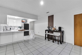 980 W 43rd Pl in Hialeah, FL - Building Photo - Building Photo