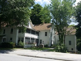 138 Rush Rd in Henniker, NH - Building Photo