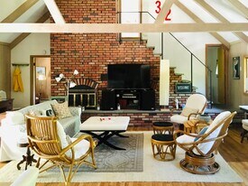 32 Surf Dr in Amagansett, NY - Building Photo