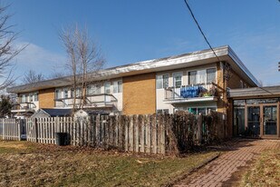 Tudor in Pointe-claire, QC - Building Photo