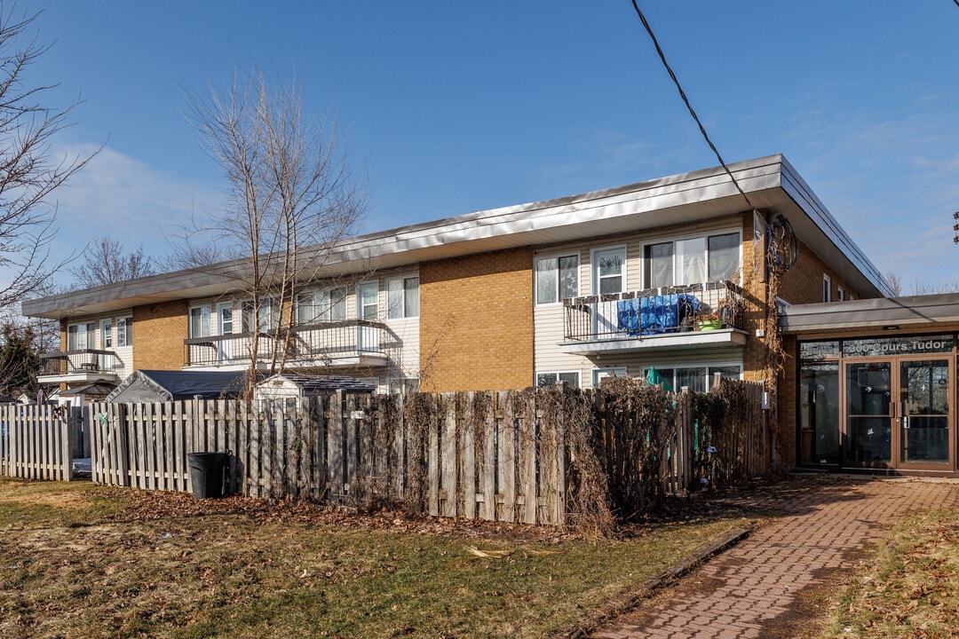 Tudor in Pointe-claire, QC - Building Photo