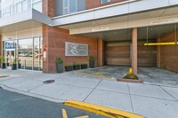 E Plaza & Residences in North Bergen, NJ - Foto de edificio - Building Photo