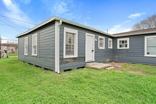 1721 W 5th St in Freeport, TX - Building Photo