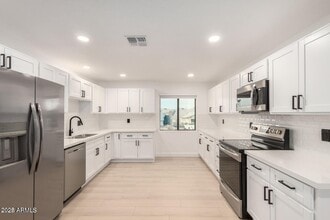 429 E Greenway Dr in Tempe, AZ - Building Photo - Building Photo