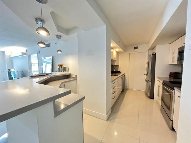 6917 Collins Ave, Unit 1206 in Miami, FL - Building Photo - Building Photo