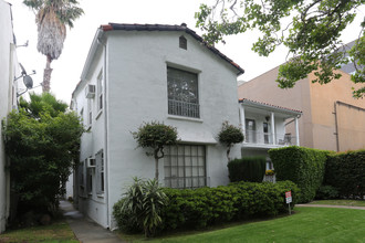 114 N Almont Dr in Beverly Hills, CA - Building Photo - Building Photo