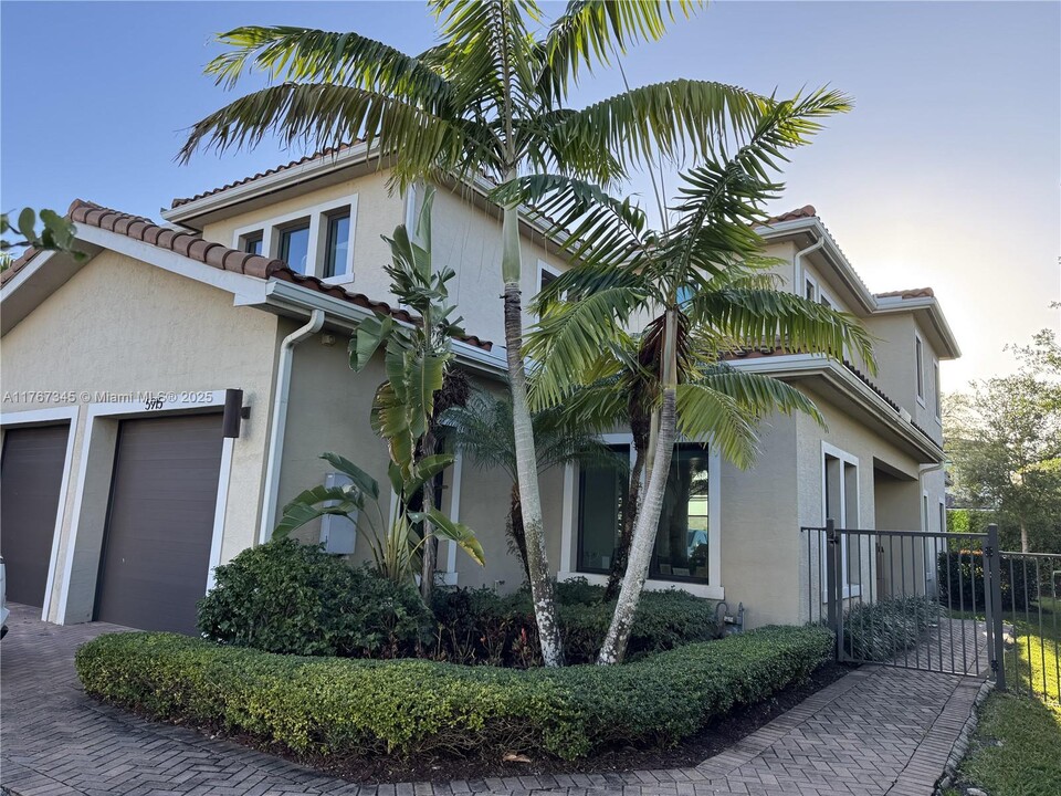 5915 Brookfield Cir E in Fort Lauderdale, FL - Building Photo