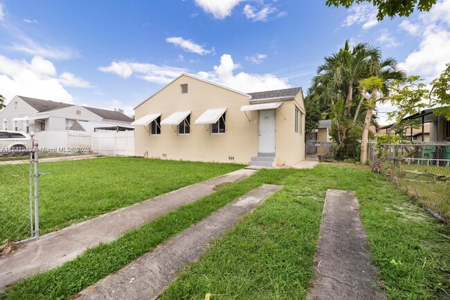 471 NW 32nd Ct in Miami, FL - Foto de edificio - Building Photo